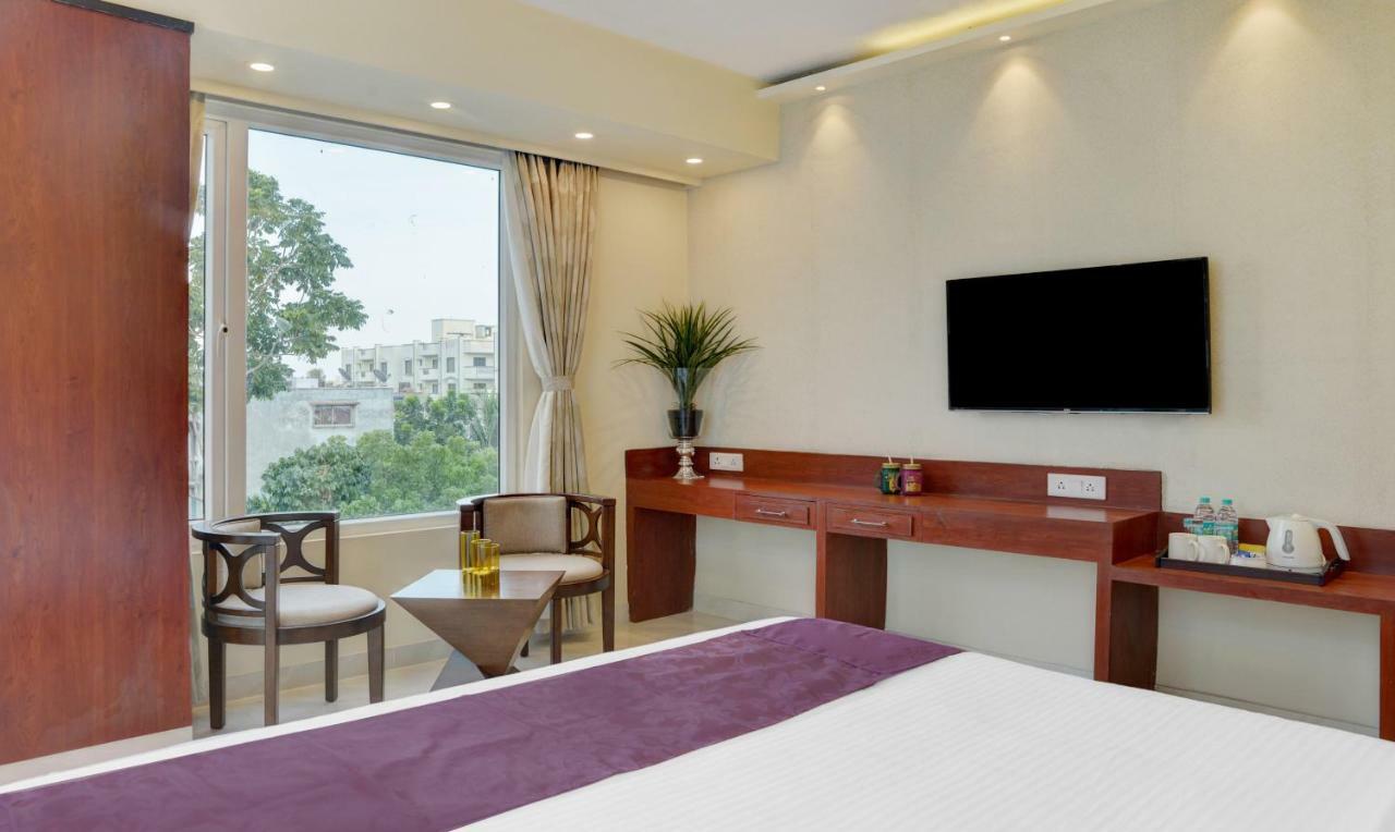 Treebo Premium The Crystal Hotell Calcutta Exteriör bild